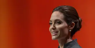 Angelina Jolie di tengah proses cerainya dengan Brad Pitt ternyata masih aktif dalam urusan politik. Sedang ramai soal keputusan yang dikeluarkan Presiden Amerika Donald Trump, Jolie pun ikut berbicara. (AFP/Bintang.com)