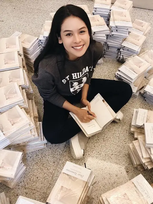 Berbagai judul film juga telah dibintangi Maudy Ayunda. Namun baru-baru ini, ada bakat lain yang baru saja ditunjukan Maudy lewat karyanya. Maudy Ayunda baru saja melahirkan buku yang berjudul ‘Dear Tomorrow’. (Instagram/maudyayunda)