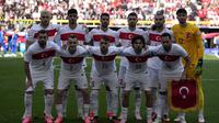 Para pemain starting XI Timnas Turki berfoto bersama jelang dimulainya laga matchday kedua Grup F Euro 2024 menghadapi Timnas Portugal di Westfalenstadion, Dortmund, Jerman, Sabtu (22/6/2024). (AP Photo/Themba Hadebe)