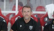 Pelatih Oxford United, Gary Rowett, memimpin anak asuhnya menghadapi Liga Indonesia All Star pada laga pertama Grup A Piala Presiden 2025 di Stadion Utama Gelora Bung Karno (SUGBK), Jakarta, Minggu (6/7/2025) malam WIB. Dalam duel tersebut, Oxford menang 6-3 atas Indonesia All Star. (Bola.com/Muhammad Iqbal Ichsan)