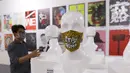 Pengunjung melihat pameran desain masker unik di Summarecon Mall Serpong, Tangerang, Minggu (1/11/2020). Pameran tersebut berlangsung hingga 20 november. (Liputan6.com/Angga Yuniar)