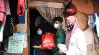 BEM Nusantara bersama Forum Mahasiswa Merah Putih dan #gerakanberbagiuntukwarga menyalurkan paket sembako untuk warga terdampak COVID-19 di Kampung Pelangi, Kelurahan Cipete Utara, Kebayoran Baru, Jaksel, Jumat (6/8/2021). (Ist)