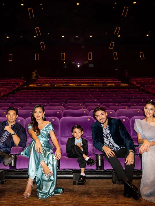 Penampilan Indah makin terlihat elegan dengan dual rok panjang dan half A-line [@indahpermatas]