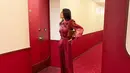 Inspirasi outfit nuansa merah yang simpel tapi elegan, bisa tiru gaya Raline Shah satu ini. Pilih jumpsuit warna merah bermotif yang yang dipadukan dengan shoulder bag warna coklat. [@ralineshah]