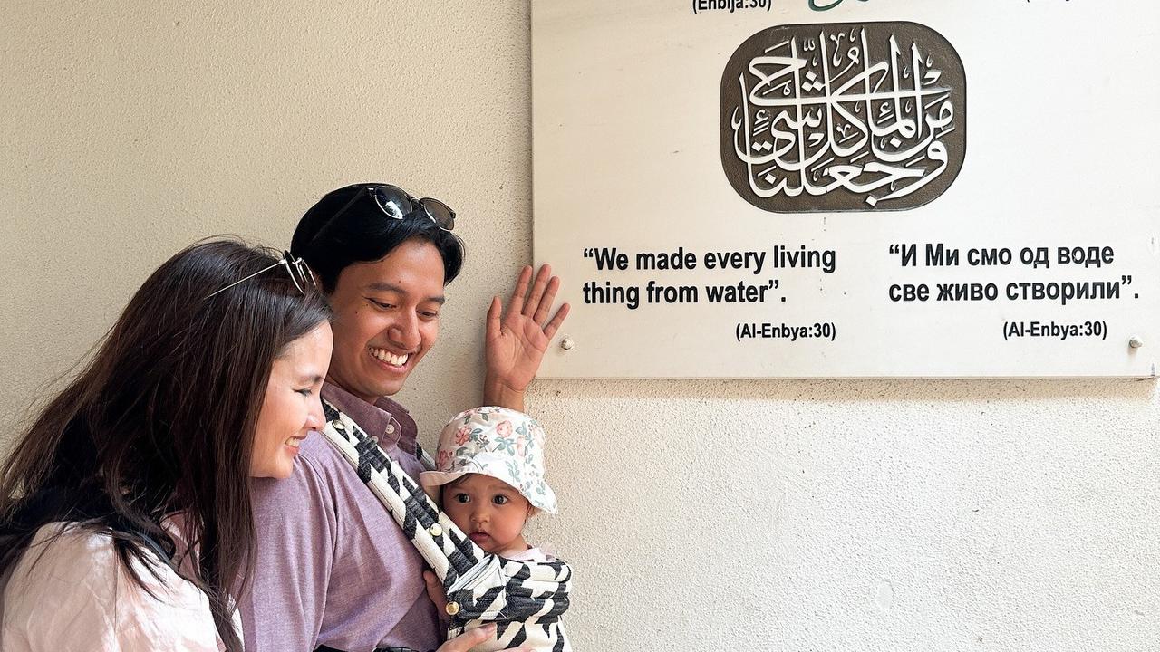 Potret Baby Launa Anak Sabrina Anggraini & Belva Devara Liburan di Bosnia-Herzegovina