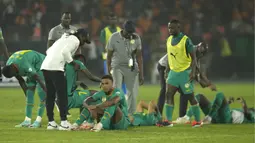 Juara bertahan Piala Afrika Senegal harus pulang lebih cepat setelah ditumbangkan oleh tuan rumah Pantai Gading pada babak 16 besar. Padahal, mereka tampil cukup apik di Piala Dunia 2022 Qatar dengan mencapai babak 16 besar sebelum dipulangkan oleh Inggris. (AP Photo/Themba Hadebe)