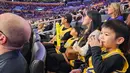 Tampil tak kalah kompak, kedua anak laki-laki pasangan ini juga mengenakan outfit serba hitam, baru menumpuknya dengan jersey Lakers. [Foto: Instagram/sandradewi88]