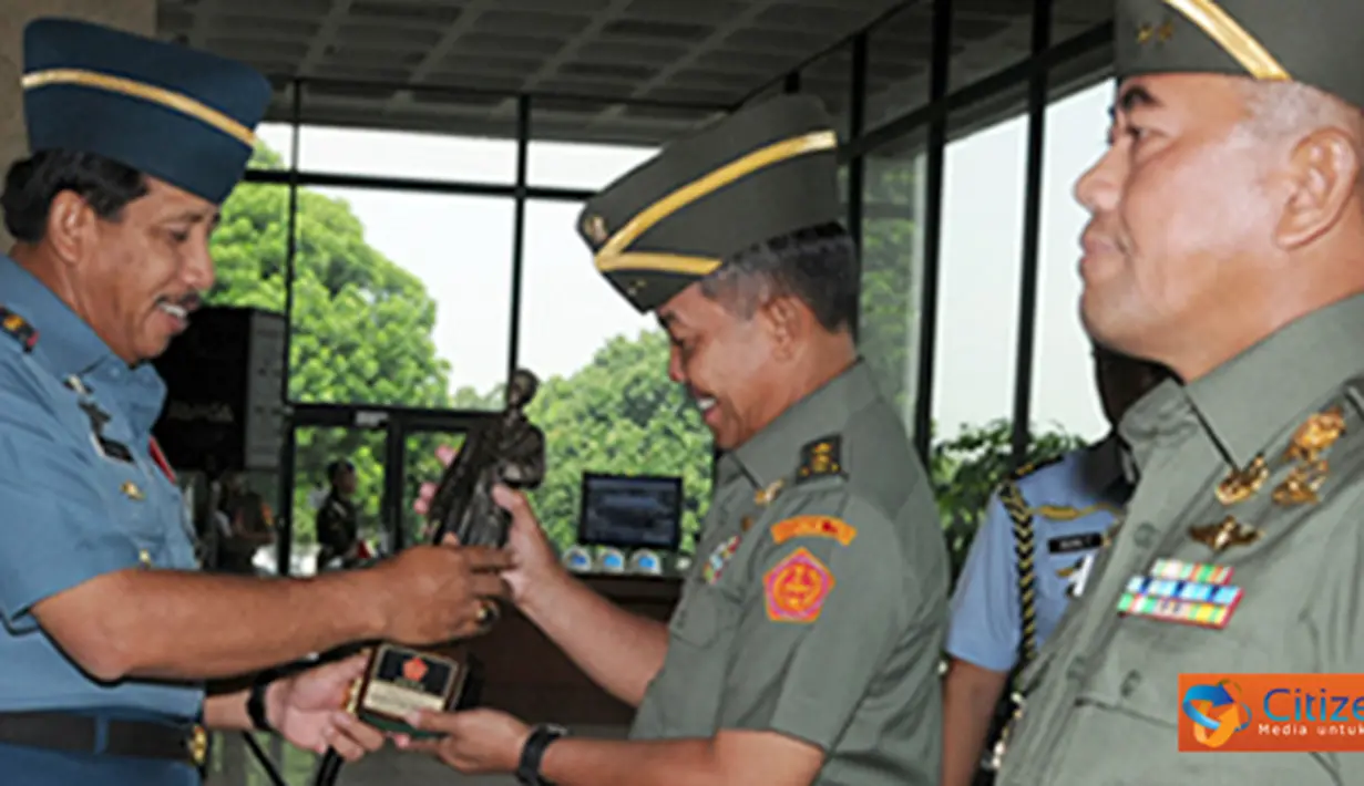 Citizen6, Cilangkap: Panglima TNI menekankan bahwa, pelaksanaan fungsi teritorial TNI ke depan dalam rangka optimalisasi peran TNI harus menggunakan kata kunci "sinergitas", dengan
beberapa tujuan yang termakna. (Pengirim: Badarudin Bakri)