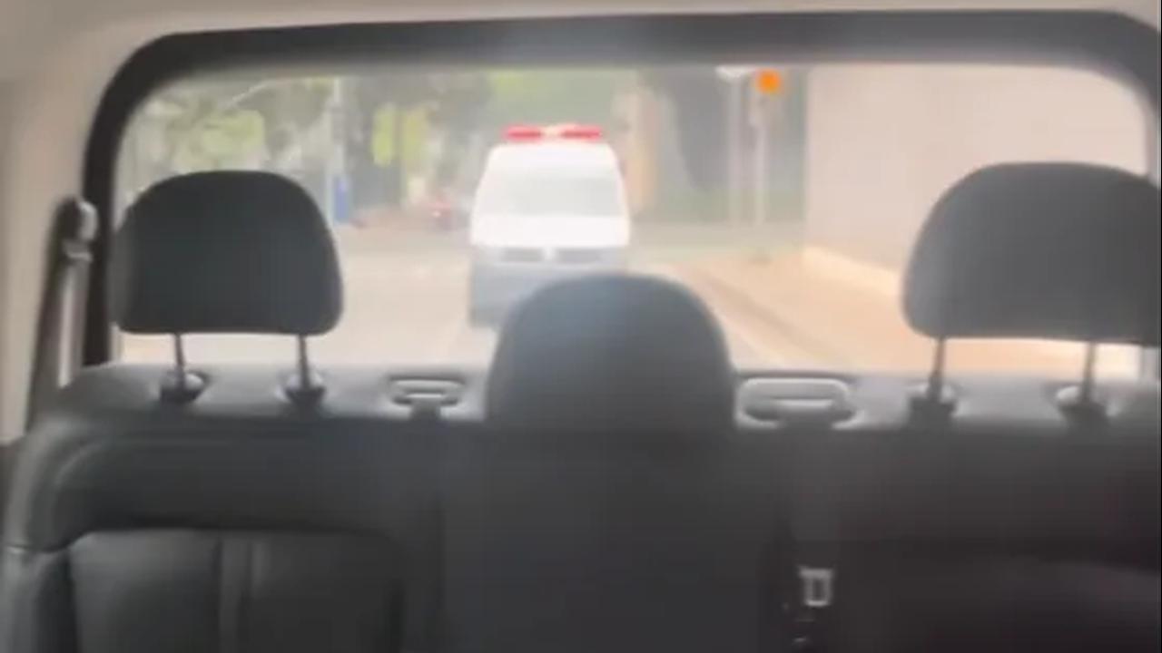 Lucunya, Nia sempat mencari dokter yang akan mendampingi anaknya itu. Dia mengira dokter keluarga itu naik motor atau mobil.<br>