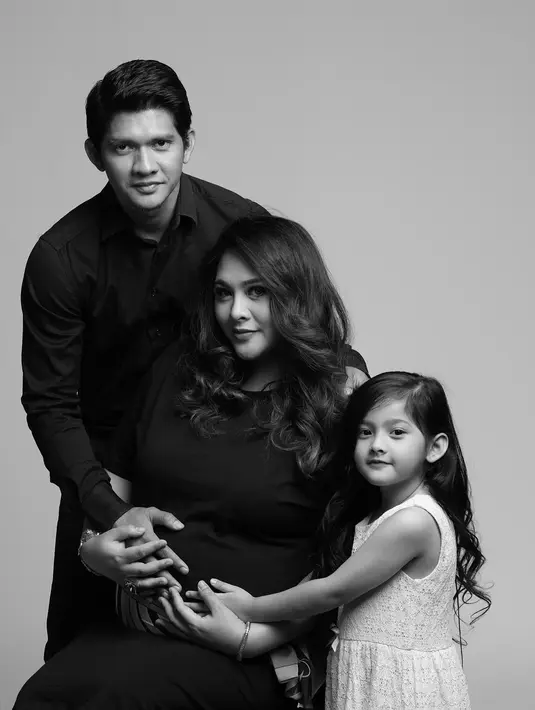 Adik gitaris Stevie Item itu hanya bisa berdoa, suaminya bekerja lancar sehat dan cepat kembali ke rumah kumpul bareng lagi. Apalagi ia melihat mendapatkan pekerjaan apapun merupakan sebuah kepercayaan yang diberikan Allah SWT. (instagram/audyitem)