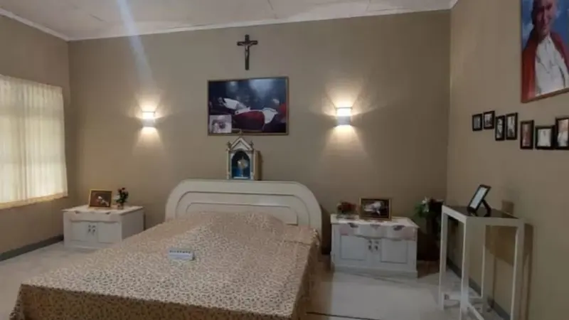 Kamar tidur Paus Yohanes Paulus II di Seminari Tinggi Ritapiret, Kabupaten Sikka, NTT yang saat ini menjadi objek wisata rohani (Liputan6.com/Ola Keda)