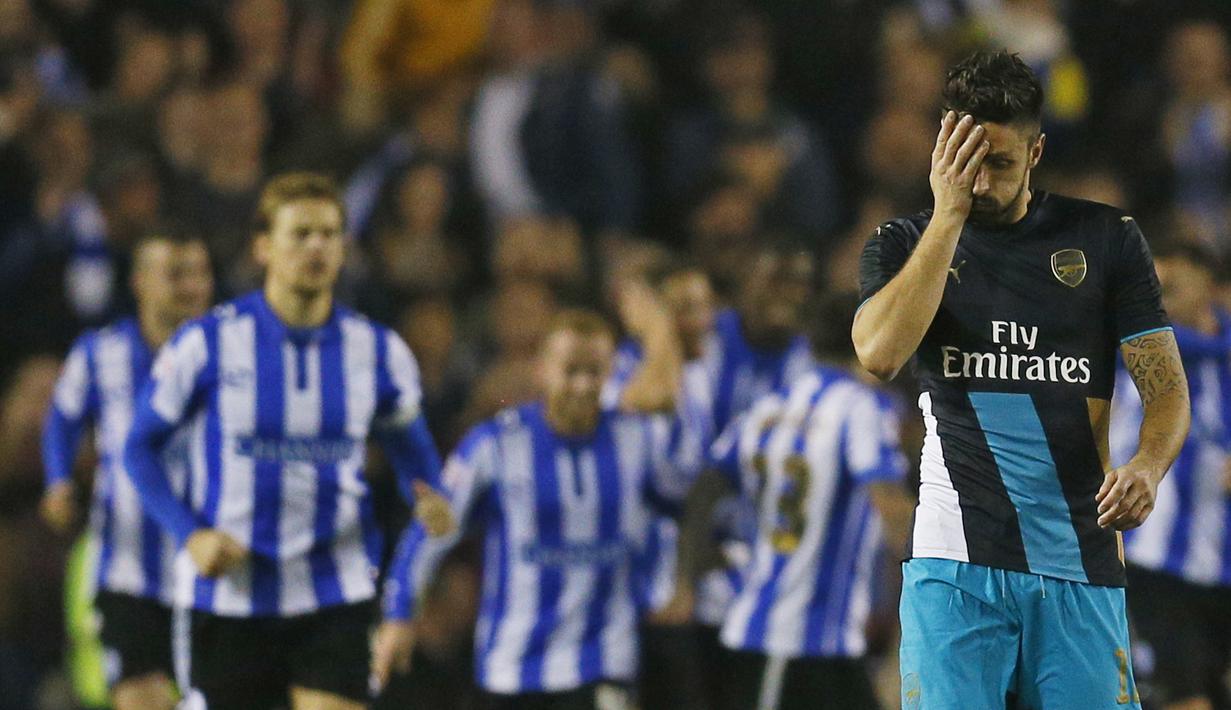 Pemain Arsenal Olivier Giroud tertunduk lesu saat timnya kalah dari Sheffield Wednesday pada babak keempat Piala Liga Inggris di Stadion Hillsborough, Rabu (28/10/2015) dini hari WIB. Arsenal 0-3. (Reuters / Jason Cairnduff)