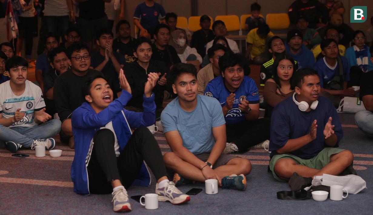 Para anggota komunitas suporter Chelsea CISC Regional Jakarta tampak antusias mendukung tim kesayangannya saat menyaksikan pertandingan Premier League 2023/2024 antara Chelsea melawan Fulham dalam acara Roaring Night di Hotel Ibis Styles, Tanah Abang, Jakarta Pusat, Sabtu (13/1/2024) malam. (Bola.com/M Iqbal Ichsan)