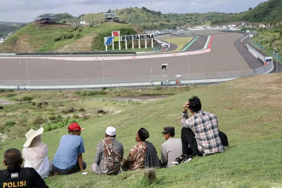 10 Potret Gubernur NTB dan Warga Lokal Nonton Gratis MotoGP Mandalika 2022 dari Atas Bukit Seger