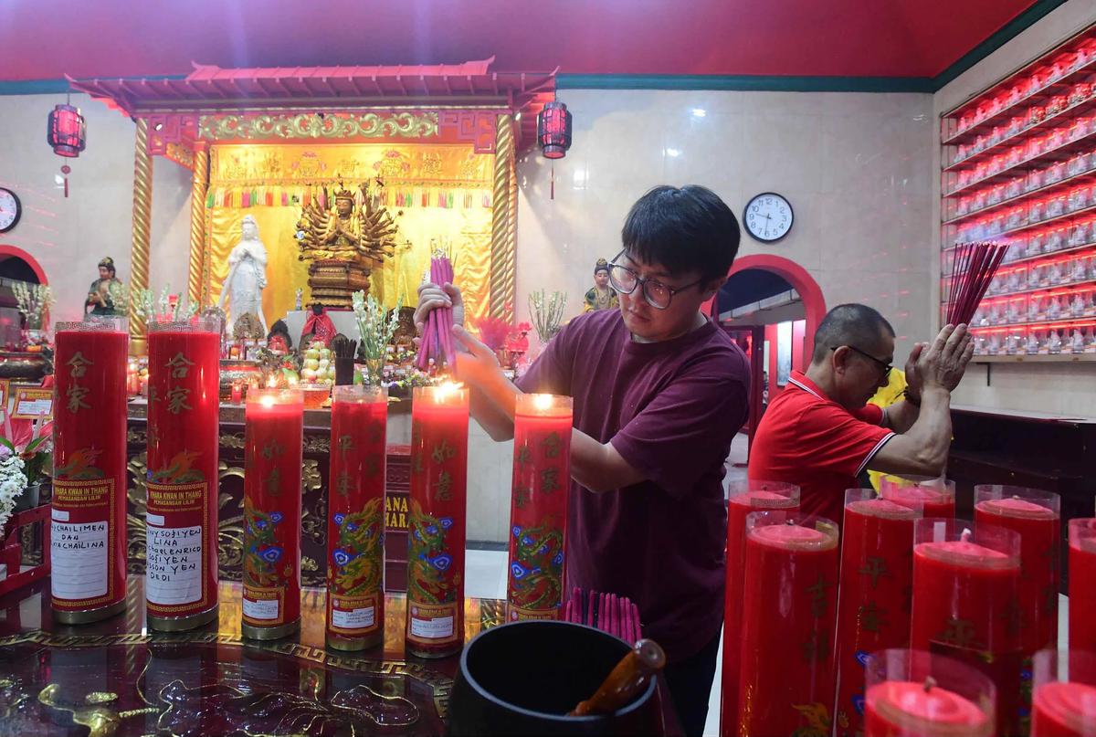 FOTO: Khidmat Sembahyang Malam Imlek di Wihara Kwan In Thang Tangerang Selatan