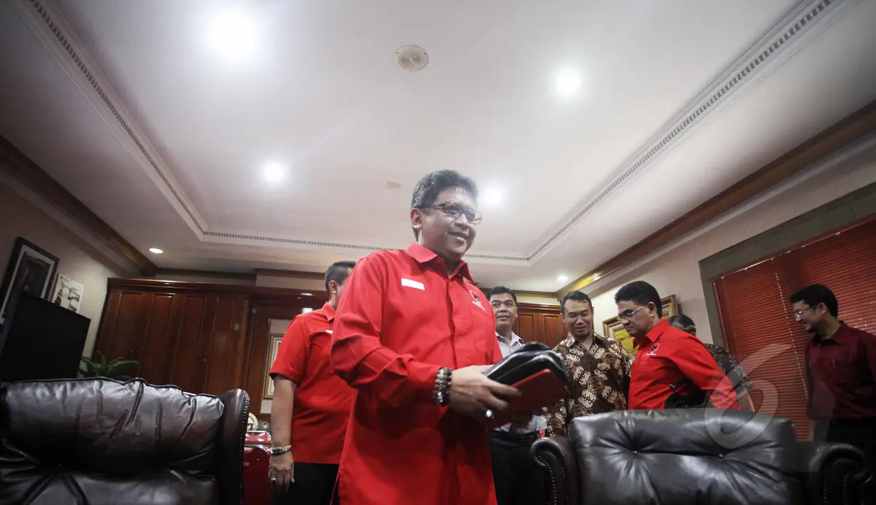 Sekjen PDIP, Hasto Kristiyanto berjalan usai bertemu Ketua KPU Pusat, Husni Kamil Manik di kantor KPU, Jakarta, Selasa (12/5/215). Pertemuan untuk memberikan dukungan kepada KPU jelang Pilkada Serentak Desember 2015 nanti. (Liputan6.com/Helmi Afandi)