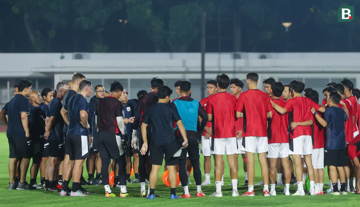 Pelatih Timnas Indonesia U-23, Gerald Vanenburg, memberikan arahan kepada anak asuhnya saat sesi latihan di Stadion Madya, Jakarta, Kamis (17/7/2025). (Bola.com/M Iqbal Ichsan)