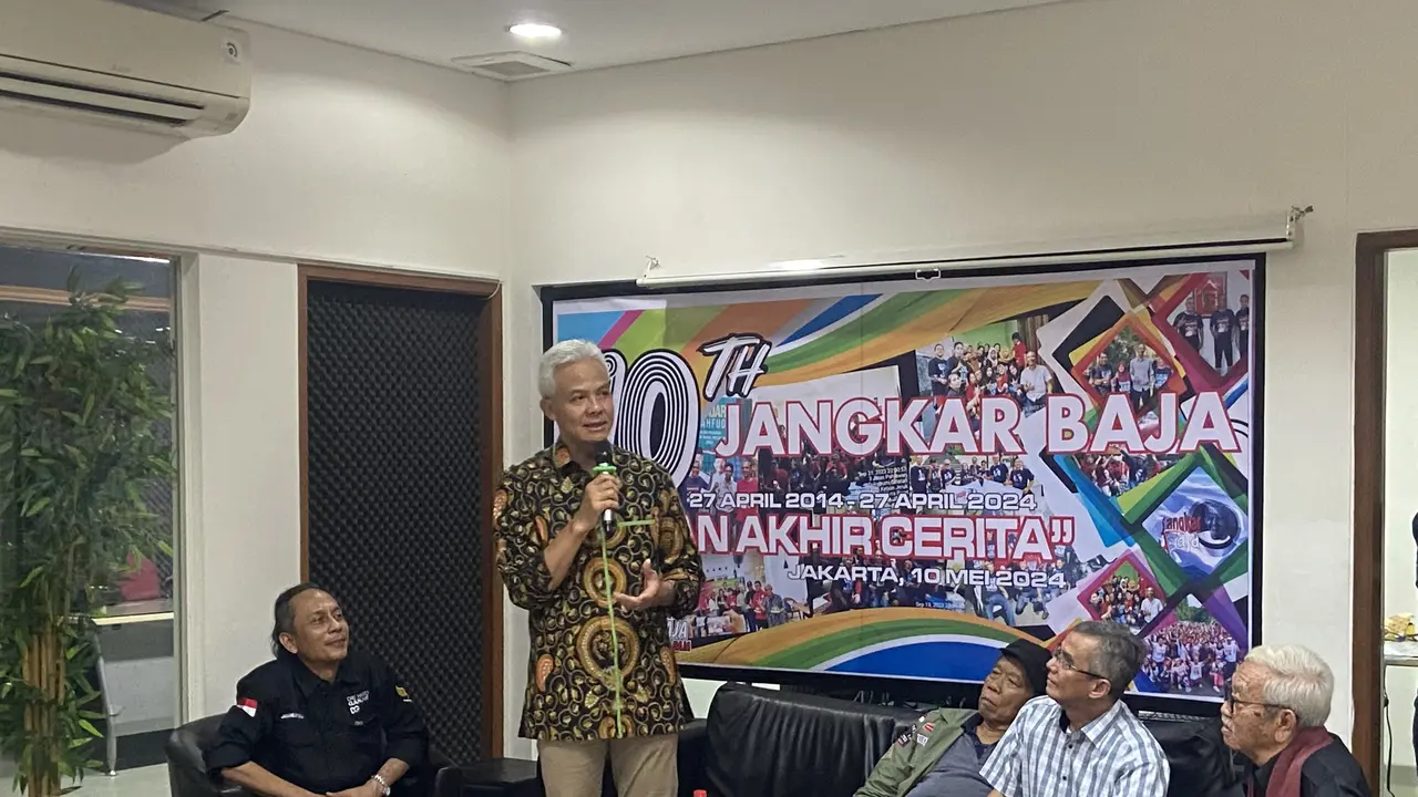 Mantan capres Ganjar Pranowo menghadiri peringatan hari jadi kelompok organisasi masyarakat Jangkar Baja yang ke-10, Jumat (10/5/2024)