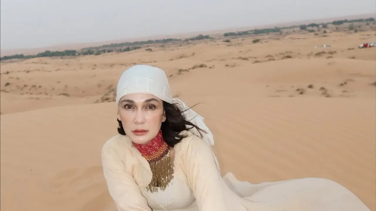 Portret Luna Maya Tampil Memukau Bak Perempuan Timur Tengah dengan Turban di Tengah Padang Pasir Dubai