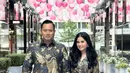 Gaya anggun Annisa juga terlihat saat ia kenakan batik yang begitu kompak.  [@annisayudhoyono]