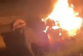 Truk bawa bantuan korban banjir terbakar. (Antara)