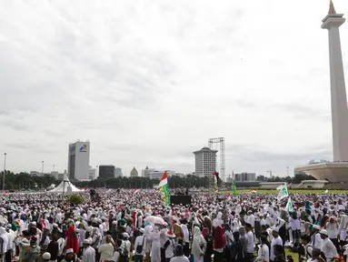Massa demo 2 Desember memadati lapangan Monas, Jakarta, Jumat (2/12). Demo 2 Desember ini  digelar sebagai lanjutan dari aksi 4 November 2016. (Liputan6.com/Faizal Fanani)