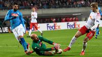 Kiper Napoli, Pepe Reina berusaha menangkap bola tendangan pemain RB Leipzig, Timo Werner saat bertanding pada laga leg kedua 32 besar Liga Europa di Red Bull Arena, (22/2). Napoli tersingkir karena kalah agresivitas gol tandang. (AP Photo / Jens Meyer)
