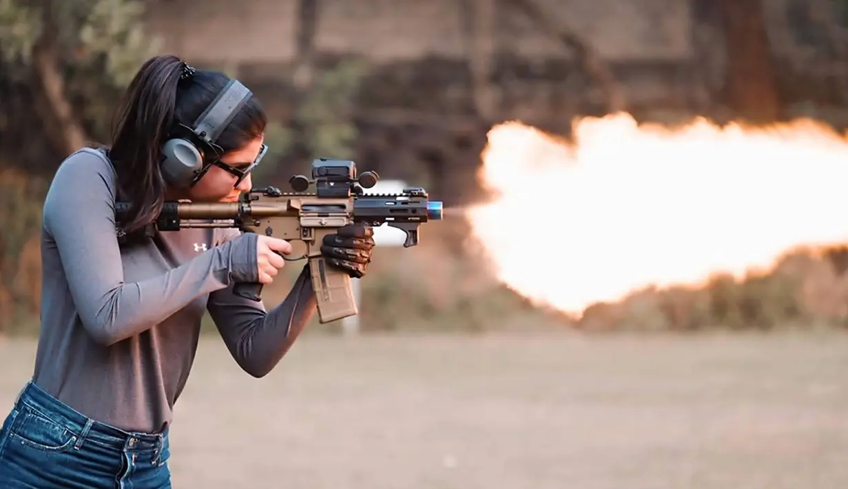 Olahraga menembak memang menjadi salah satu olahraga bergengsi yang kerap dilakukan para selebriti. Mencoba berbagai senjata api baik itu pistol hingga senapan laras panjang, olahraga ini ternyata memiliki manfaat untuk melatih otot tangan hingga meredakan stess. Selain itu olahraga menembak tentu harus didampingi pelatih yang memang ahli di bidangnya. (Liputan6.com/IG/@medinadinaaa)