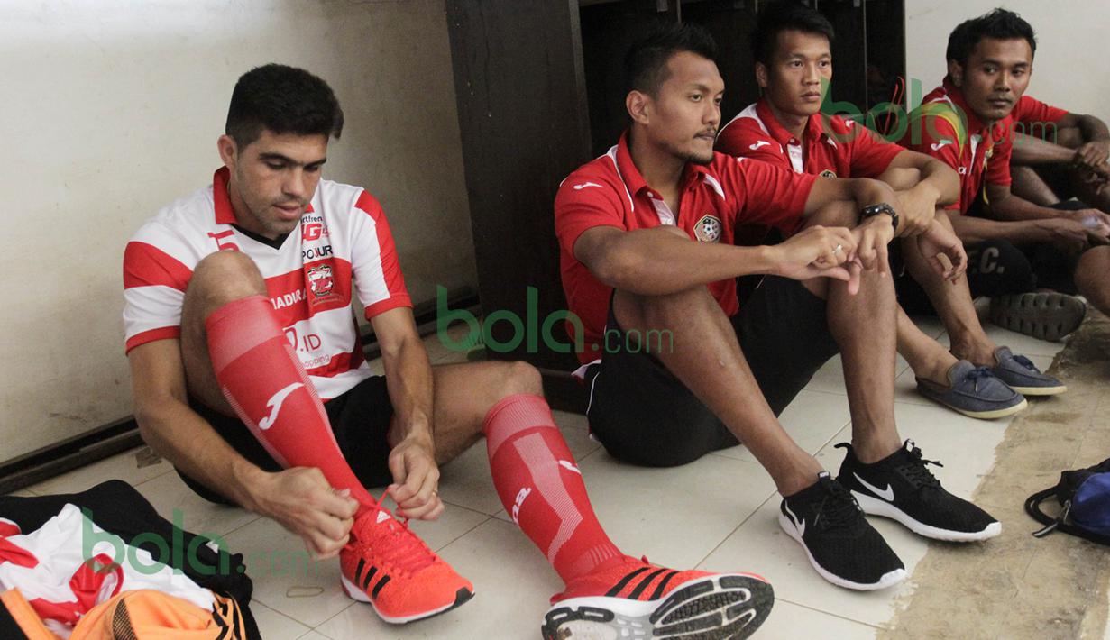 Pemain Madura United FC, Fabiano Beltrame, bersiap sebelum beruji coba melawan Persiba Balikpapan di Stadion Ahmad Yani, Sumenep, Sabtu (20/2/2016). (Bola.com/Vitalis Yogi Trisna)