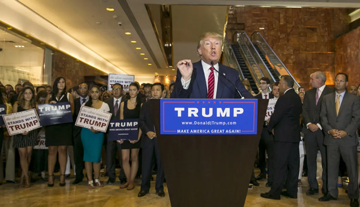 Calon presiden AS, Donald Trump (depan)  berpidato dengan didampingi  Ketua DPR RI Setya Novanto pada konferensi pers terkait pencalonan Trump di Trump Tower, Manhattan  di New York, Kamis (3/9/2015).  (REUTERS/Lucas Jackson)