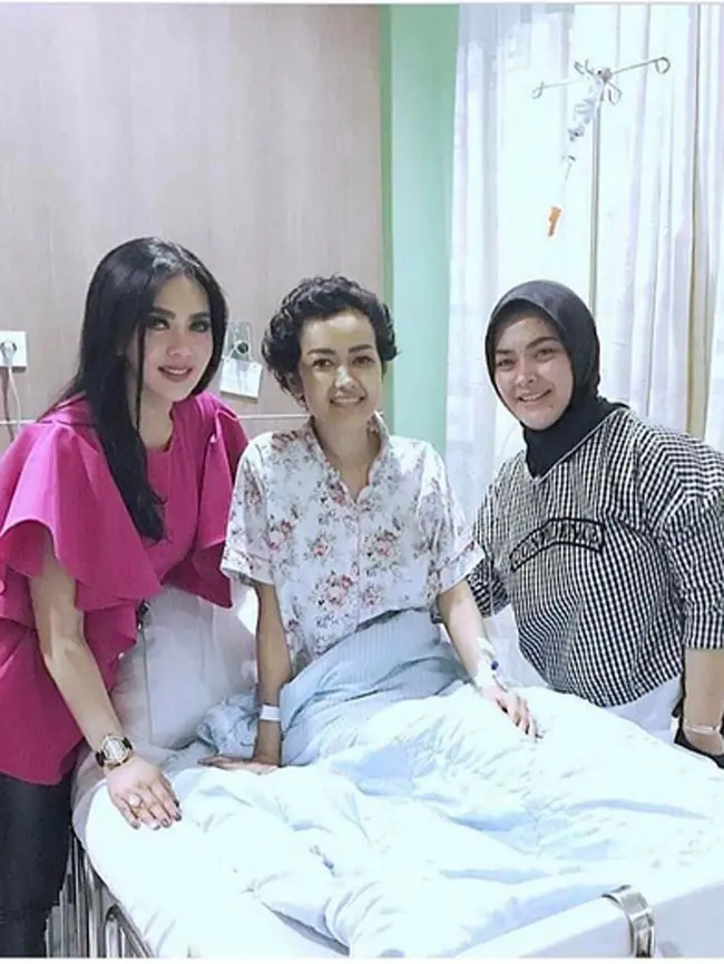 Status yang ditulis Happy Salma, itu membuat banyak pengikutnya mendoakan kesembuhan Jupe. Sebelumnya, Happy Salma, penyanyi yang diketahui sangat sibuk, Syahrini juga menyempatkan menjenguk. Ia mendoakan Jupe agar cepat sembuh. (Instagram/juliaperrezz)