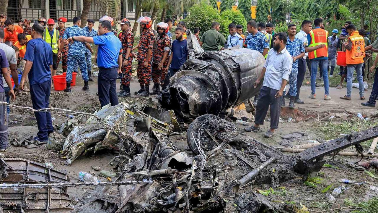 FOTO: Pesawat Latih AU Bangladeh  Jatuh di Sekolah, 25 Tewas