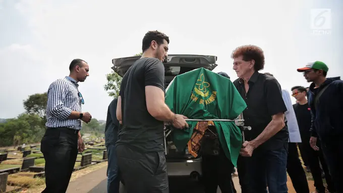 Suasana Haru Iringi Pemakaman Anak Ketiga Ahmad Albar