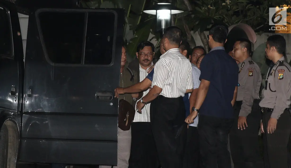 Kepala Dinas PUPR Tulungagung, Sutrisno saat tiba di Gedung KPK, Jakarta, Kamis (7/6). KPK menyita uang Rp 2 miliar saat operasi tangkap tangan (OTT) di Blitar dan Tulungagung pada Rabu, 6 Juni 2018. (Liputan6.com/Herman Zakharia)