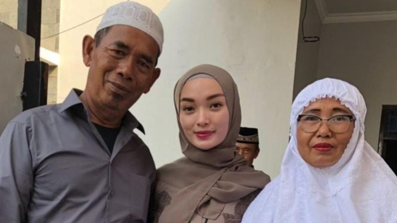 Potret Keakraban Zaskia Gotik dan Sang Ibu: Sederhana dan Apa Adanya