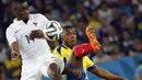 Gelandang Perancis, Blaise Matuidi (kiri), berebut bola dengan pemain Ekuador, Oswaldo Minda, saat berlaga di penyisihan Piala Dunia 2014 Grup E di Stadion Maracana, Rio de Janeiro, (26/6/2014). (REUTERS/Sergio Moraes)
