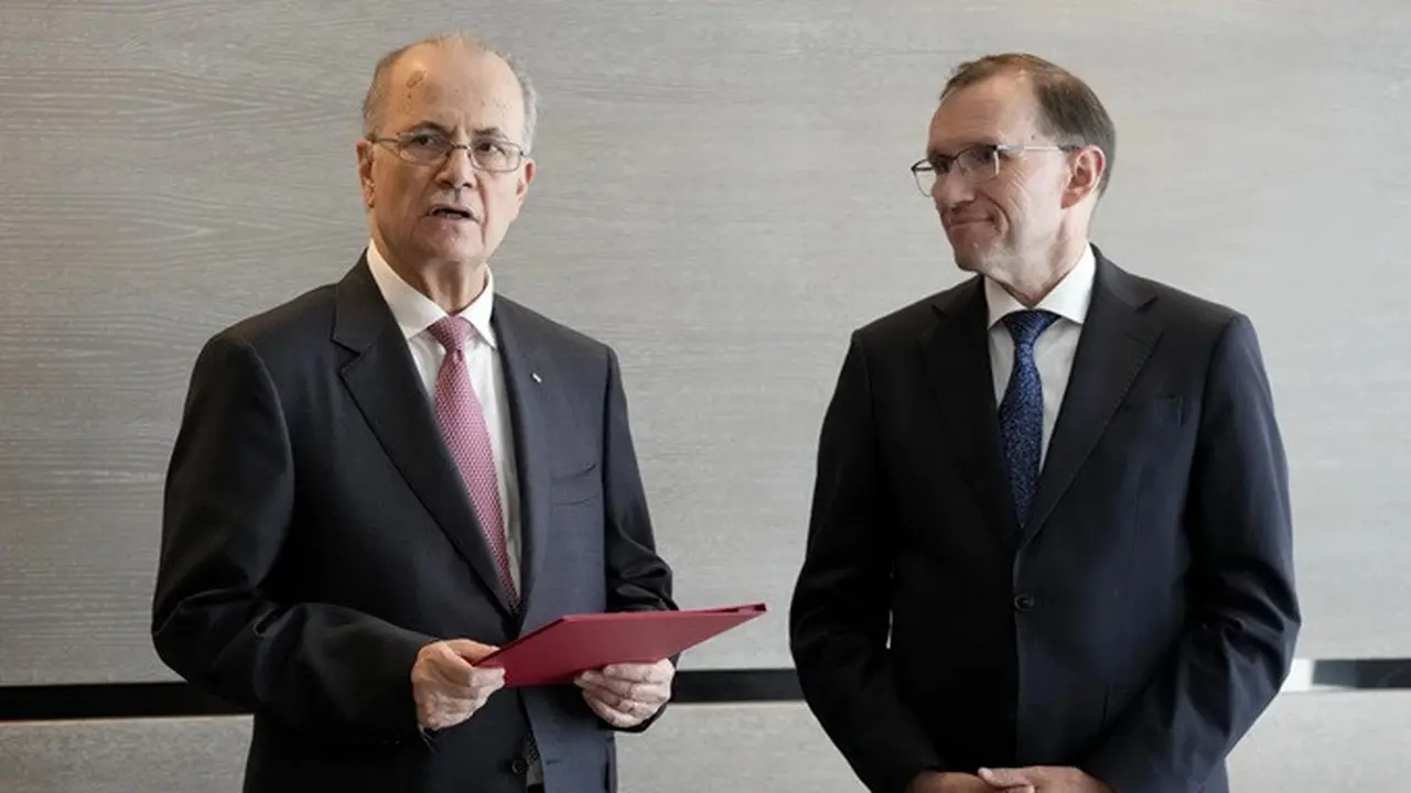 Menteri Luar Negeri Norwegia Espen Barth Eide (kanan) saat menyerahkan surat-surat diplomatik kepada Perdana Menteri Palestina Mohammad Mustafa jelang pengakuan Negara Palestina pada Minggu (26/5/2024) di Brussels, Belgia.
