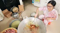 Prilly Latuconsina memasak rendang di kompor yang tersambung ke tabung gas melon. (dok. Instagram @folkshitt/https://www.instagram.com/p/C5i-TpSP9TH/?hl=en&amp;img_index=2/Dinny Mutiah)