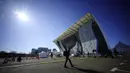 Penyelenggara mempersiapkan uji coba lomba panjat dinding sebagai persiapan Olimpiade Tokyo 2020 di Aomi Urban Sports Park, Tokyo, Jumat (6/3/2020).  Tes event cabang olah raga rugby kursi roda yang sedianya digelar 12-15 Maret, dibatalkan. (AP Photo/Eugene Hoshiko)