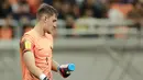 Kiper Timnas Prancis U-17, Paul Argney, melihat contekan di botol minumannya saat adu penalti melawan Senegal U-17 pada babak 16 besar Piala Dunia U-17 2023 di Jakarta International Stadium (JIS), Rabu (22/11/2023). (Bola.com/M Iqbal Ichsan)