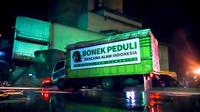 Bonek Peduli mengirim bantuan kepada korban bencana. (Bola.com/Aditya Wany)
