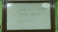 Tanda tangan dan tulisan Obama di pojok kanan papan tulis di ruangan kelas tiga SDN Menteng 01 Jakarta (Liputan6.com/Citra Dewi)