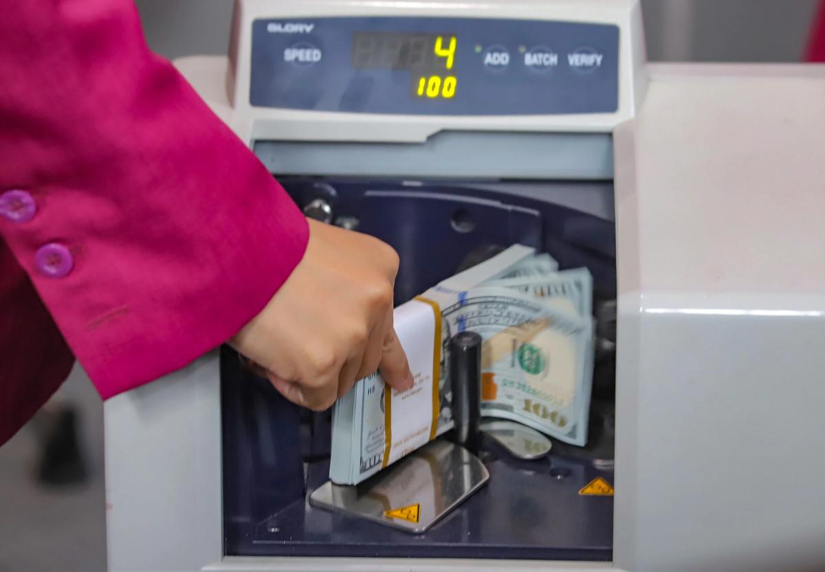 FOTO: Rupiah Menguat Tipis Namun Masih Bertahan di Level Rp18 Ribu