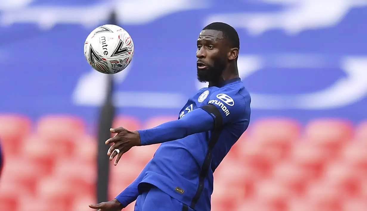 Bek Chelsea, Antonio Rudiger mengontrol bola saat bertanding melawan Manchester City pada  pertandingan semifinal Piala FA di Stadion Wembley di London, Inggris, Minggu (18/4/2021). Di final, Chelsea akan menghadapi pemenang antara Southampton dan Leicester City. (Ben Stansall, Pool via AP)