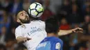 Pemain Real Madrid, Karim Benzema melakukan kontrol bola saat duel dengan pemain Malaga pada lanjutan La Liga Santander di Rosaleda stadium, Malaga, (15/4/2018). Madrid menang 2-1. (AP/Miguel Morenatti)