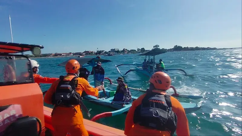 Basarnas Bali saat Menyelamatkan 3 Nelayan yang Jukungnya Mati Mesin di Tengah Laut