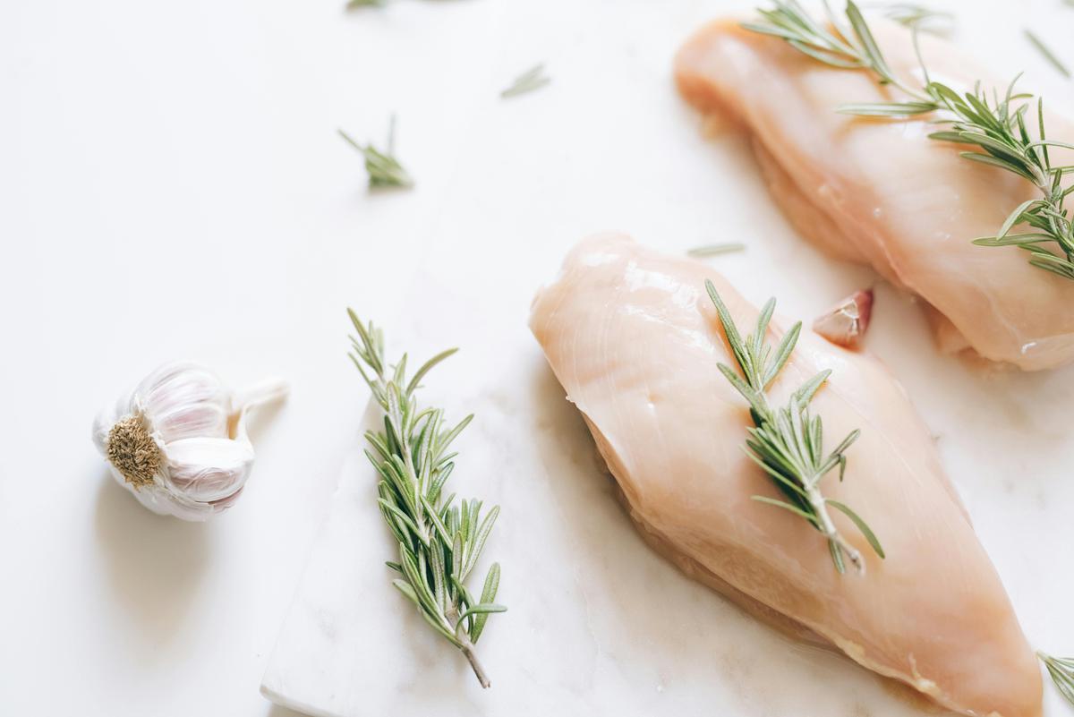 Mencuci Daging dan Ayam Mentah Ternyata Berbahaya