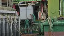 Pekerja memeriksa Restoran Terapung Jumbo Hong Kong bergaya kekaisaran China terakhir, yang telah ditampilkan di banyak film lokal dan internasional selama bertahun-tahun, di Hong Kong, Senin (13/6/2022). (AP Photo/Kin Cheung)