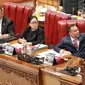 Ketua DPR Puan Maharani (tengah) bersama Wakil Ketua DPR RI Sufmi Dasco Ahmad (kanan) dan Lowedijk F. Paulus (kiri) saat Rapat Paripurna ke-10 masa persidangan II tahun 2022-2023 di Kompleks Parlemen, Senayan, Jakarta, Selasa, (17/11). Rapat Paripurna DPR RI mengesahkan pembentukan provinsi Papua Barat Daya. (Liputan6.com/Angga Yuniar)