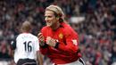 2. Diego Forlan - Penyerang asal Uruguay ini didatangkan Manchester United pada tahun 2002 dengan mahar 11 juta euro. Namun selama 2,5 tahun membela Manchester United, Forlan hanya mencetak 17 gol dari 98 pertandingannya di semua kompetisi. (AFP/Paul Barker)